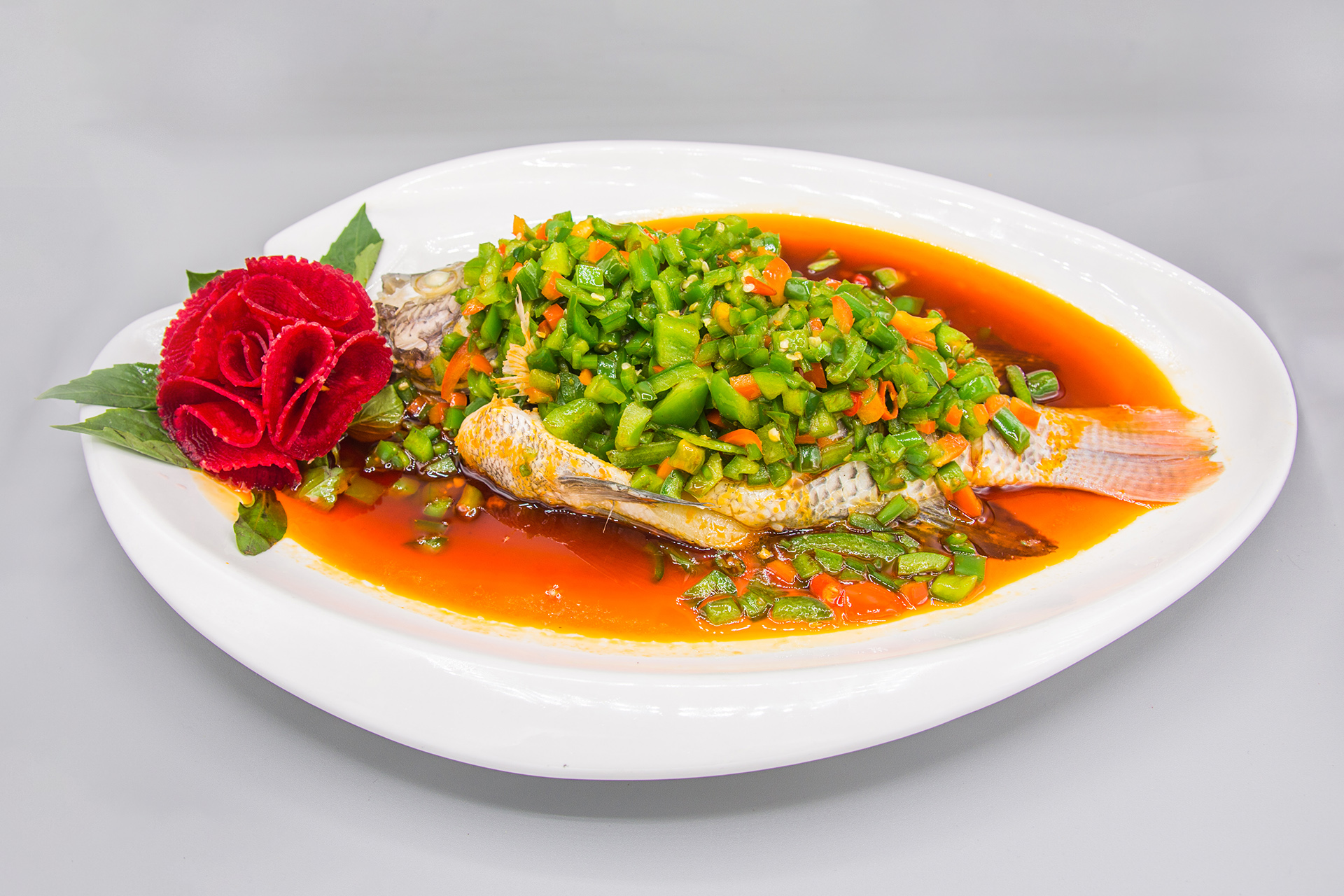 fresh whole fish with green & red pepper 跳水活鱼